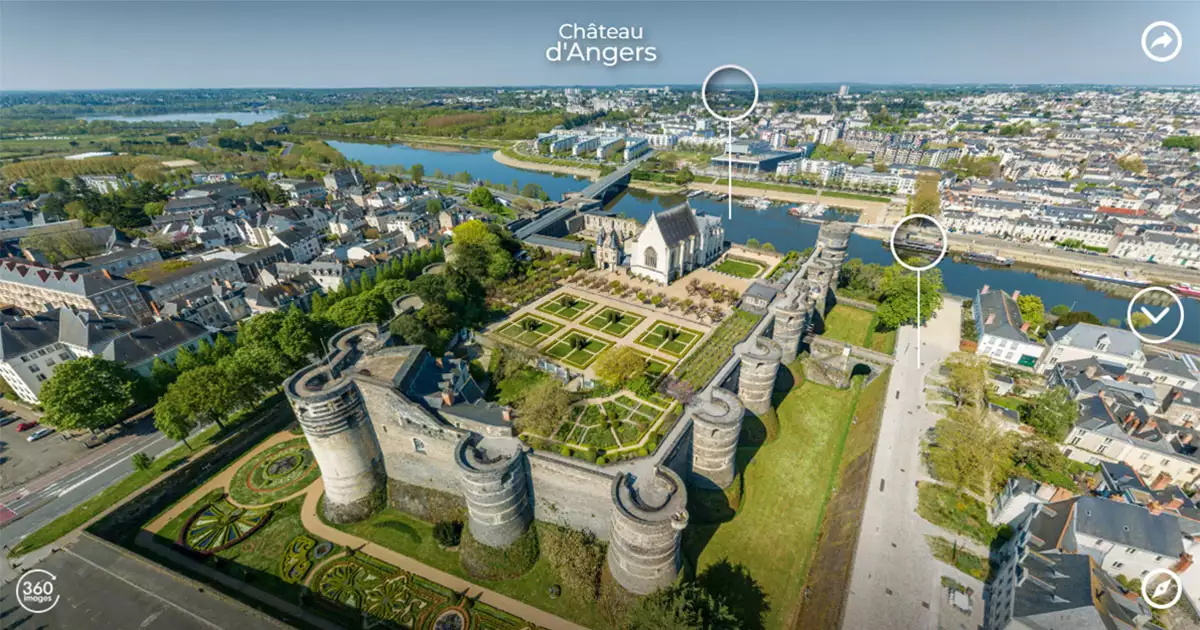 Survolez le château d'Angers à 360°